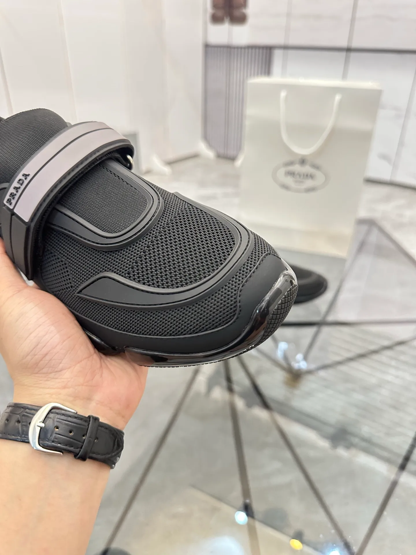 Men's shoes: 💰P520¥ High-end top quality Product trademark: Prada *"Prada*" low-top casual shoes Regular size: 38-45 (can be customized to 46) One size larger Product materials: imported breathable fly weave upper, professional glue-making process, breathable lining, cowhide foot pads, original outsole. No.: 001